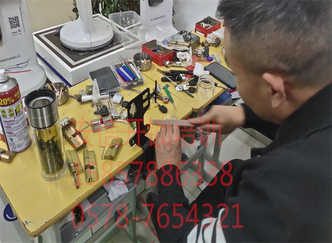 遂宁新手学锁匠技术上哪学？