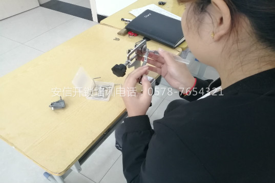 西充开锁学校女学员学开锁